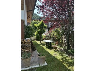 Garten mit Tisch und zwei Stühlen