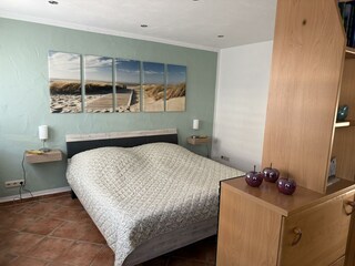 FeWo Wiesenhaus_Schlafraum_Gusenburg