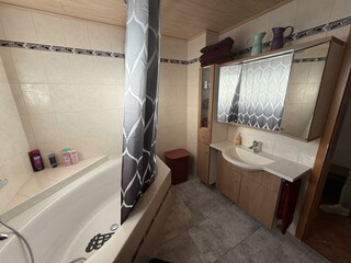 FeWo Wiesenhaus_Badewanne_Gusenburg