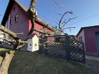 FeWo Wiesenhaus Vorgarten_Gusenburg_Hunsrück