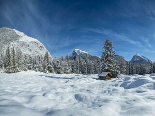 Heustadl im Schnee im Karwendelgebirge im Winter -