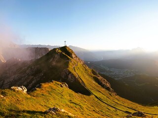 Wanderer auf der Seefelder Spitze im Sonnenunterga