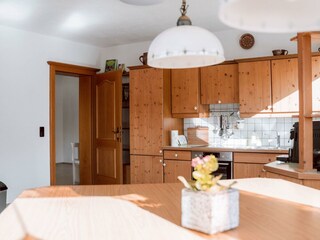 Küche mit Blick in den Voraum