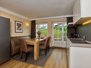 Küchenzeile und Essbereich