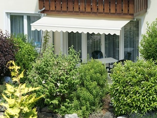 Grosse Südterrasse mit Markisse und Terrassenmöbel