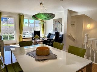 Wohnzimmer mit Zugang zur Terrasse