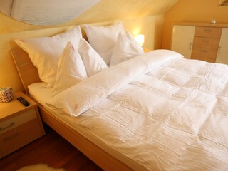 Villa Hasi - Schlafzimmer mit Doppelbett