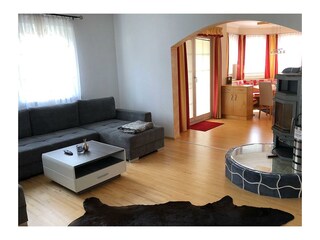Villa-Hasi-Wohnzimmer-Ofen-und-Esszimmer