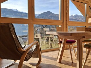 der Ausblick beim großen, modernen Esstisch