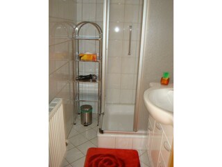 Ferienwohnung Klinglhuber - Dusche mit Waschbecken