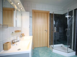 Villa Hasi - Badezimmer mit Dusche