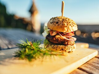 Almkulinarik_Dachstein-Burger (c) Christine Höfleh