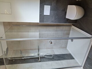 Badezimmer mit Dusche, WC