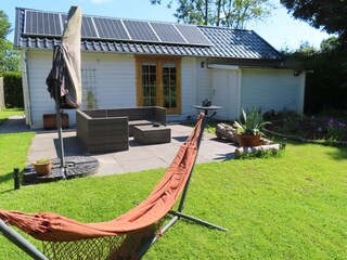 Rückseite und Garten rund um das Haus mit freiem Blick