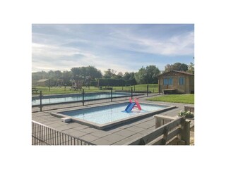 Schwimmbad mit Kinderbecken und Spielplatz