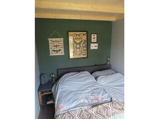 Schlafzimmer für 2 Personen mit Terrassentüren zum Gart