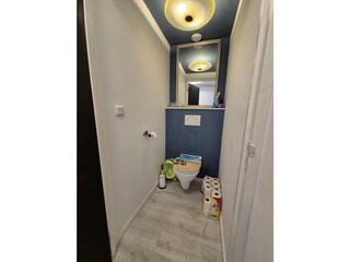 2. separate Toilette