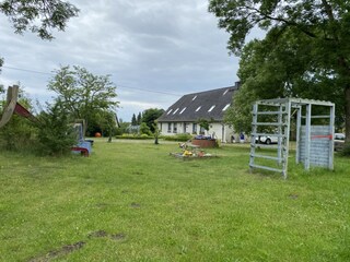 Spielplatz mit Rutsche, Sandkasten, Klettergerüst