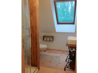 kleines Bad mit Dusche