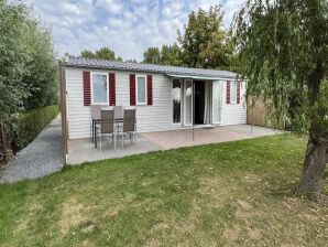 Chalet Ruime 4-persoons stacaravan met grote tuin