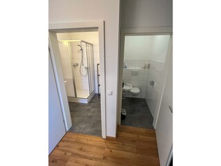 getrennte Dusche / WC