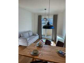 lichtdurchflutetes Wohnzimmer