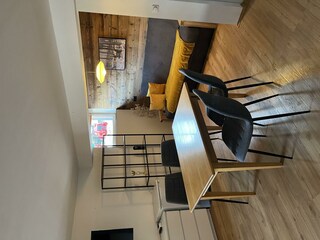 Essbereich und ausziehbares Schlafsofa