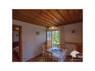 Die Wohnküche mit direktem Gartenzugang