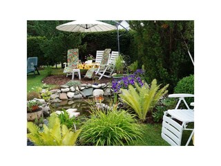 Cosy_corner_next_to_the_pond