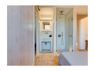 Badezimmer und Doppelbett