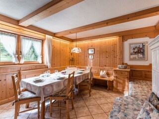 Wohnbereich Rofan / Tisch zum Vergrößern