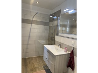 Bad mit begehbarer Dusche