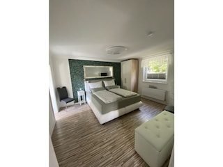 Schlafzimmer mit Boxspringbett, 1. OG