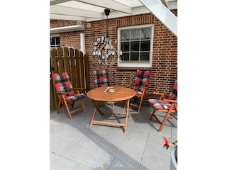 Überdachte Terrasse mit Gartenmöbeln