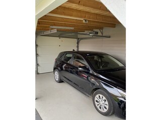 Carport mit elek. Rolltor, geschlossen zur Straße