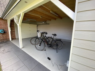 Bei uns stehen Ihre eBikes im abgeschlossenen Innenhof