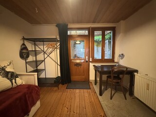 Arbeitsplatz im kleinen Schlafzimmer