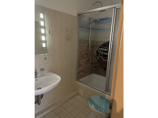 Blick in die Dusche im Februar 2026