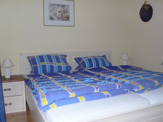 1.Schlafzimmer, Doppelbett 2,00m mal 1,80m