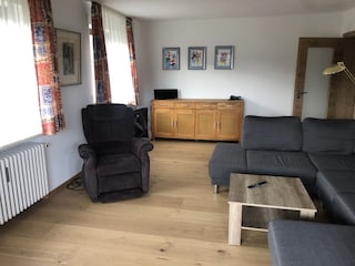 Wohnzimmer/ Fenster mit Automatikverdunkelung Westen