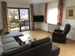 Wohnzimmer/ Fenster mit Automatikverdunkelung Westen