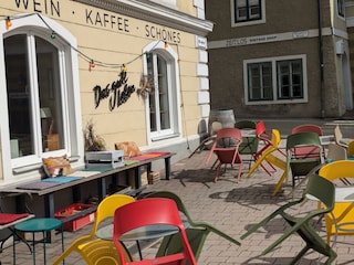 Cafes und Geschäfte