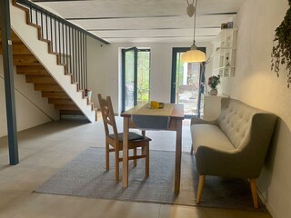 Sofa im Untergeschoss mit Blick zum Eingang