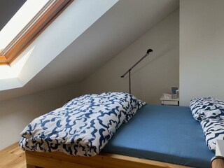Schlafzimmer mit Doppelbett