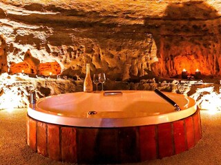 Vasca idromassaggio privata in grotta naturale