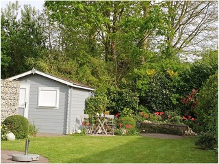 Garten mit Sitzgelegenheit