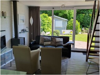 gemütliches Wohnzimmer mit Blick in den Garten