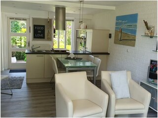 ... und mit Blick in die Küche