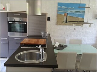 Küche mit ausziehbarem Esstisch