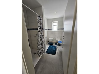 Barrierefreies Badezimmer mit Dusche und Bidet